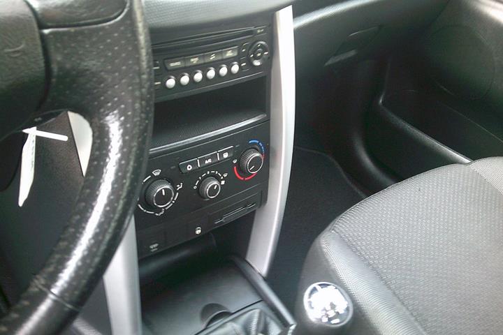 Gul Peugeot 207 fra 2012