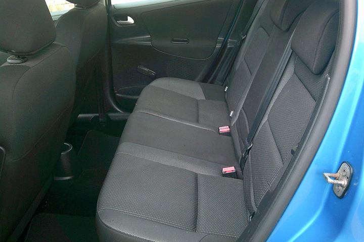 Gul Peugeot 207 fra 2012