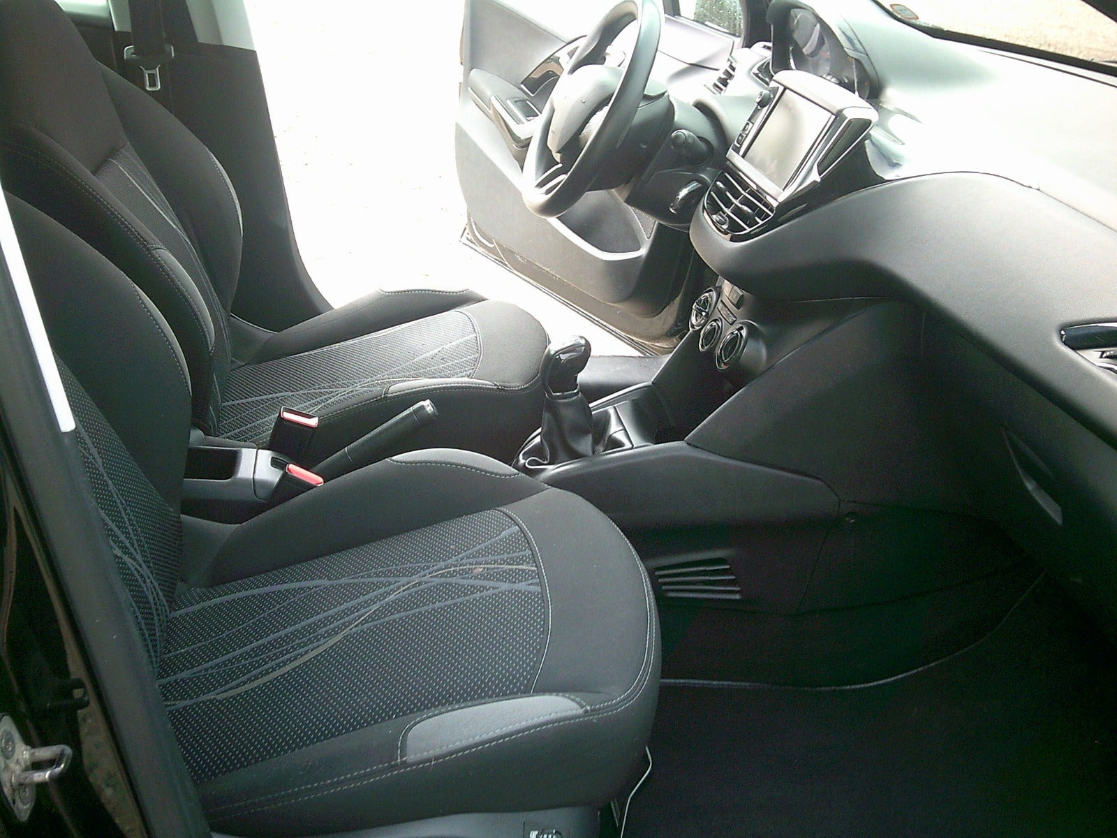 Gul Peugeot 208 fra 2015
