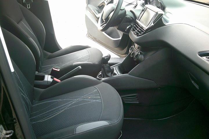 Gul Peugeot 208 fra 2015