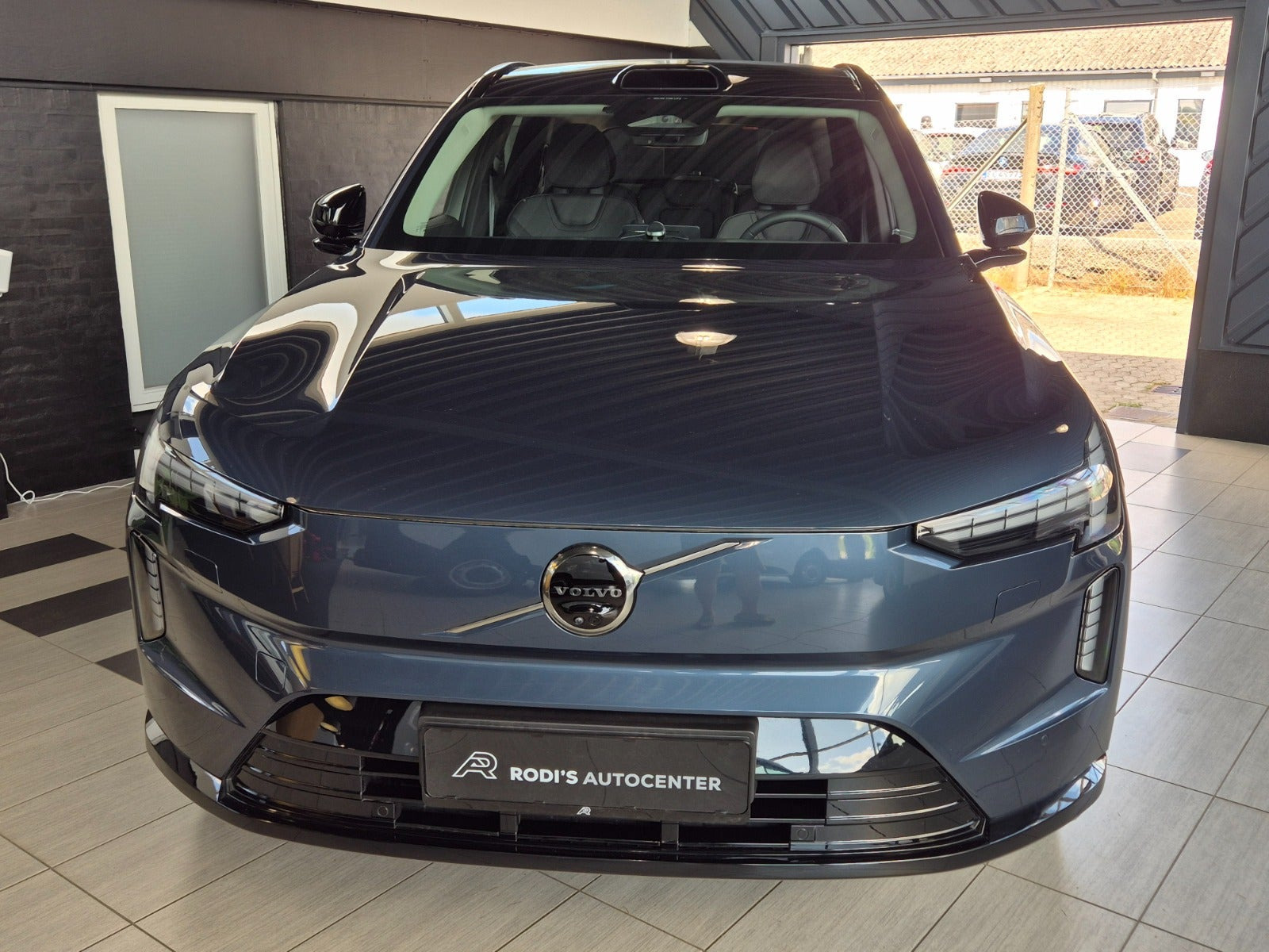 Blå Volvo EX90 fra 2025