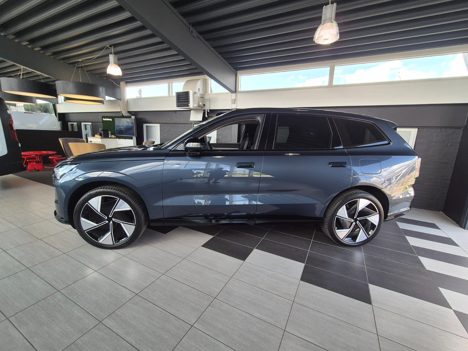 Blå Volvo EX90 fra 2025