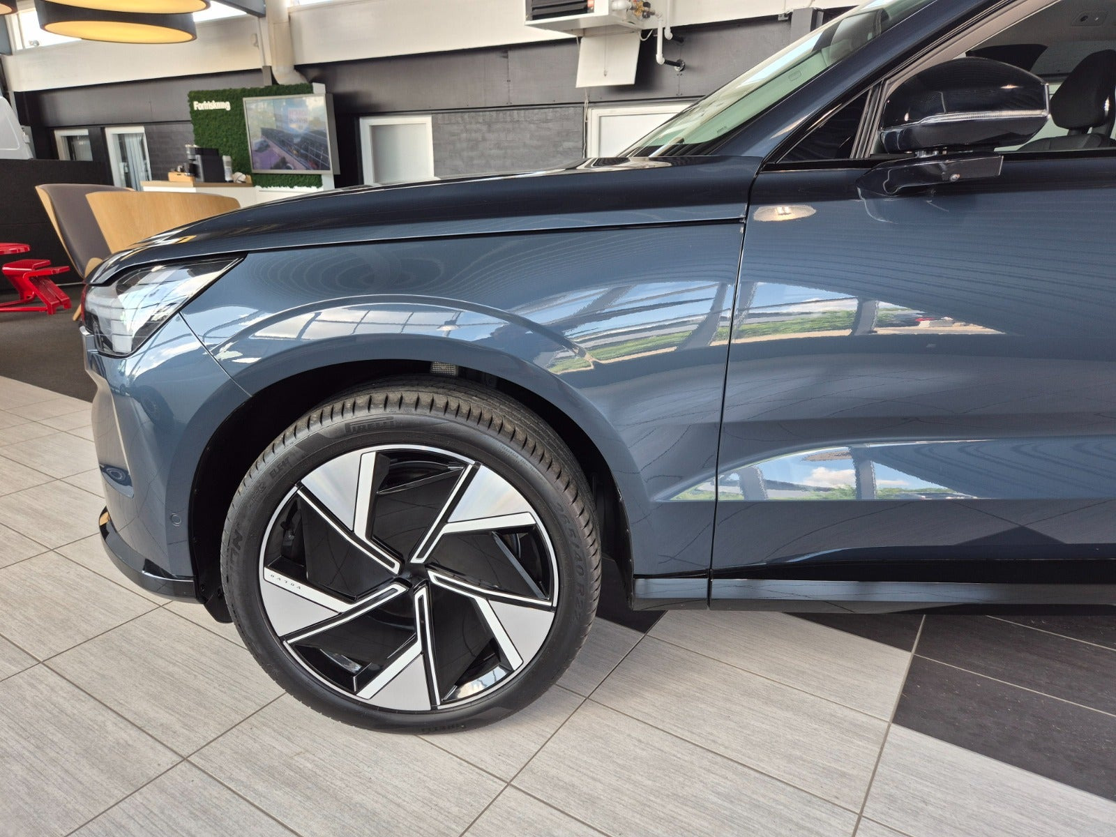 Blå Volvo EX90 fra 2025
