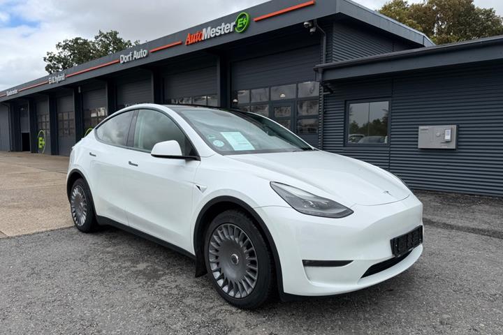 undefined Tesla Model Y fra 2023 set udefra