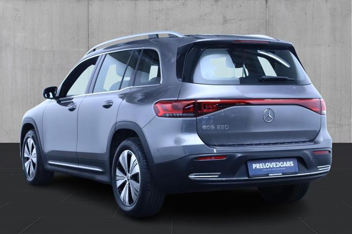 Grå Mercedes EQB250 fra 2023