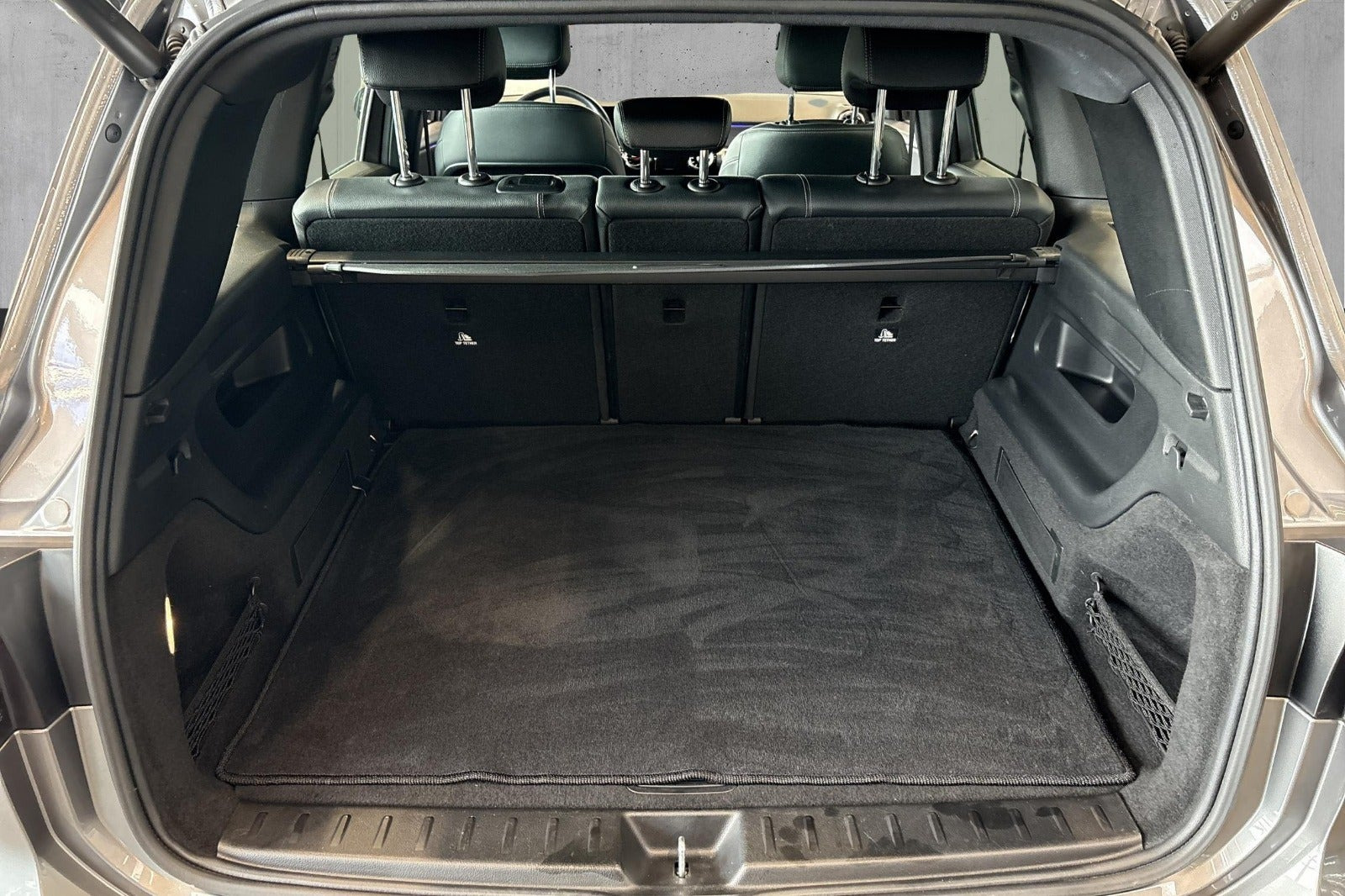 Grå Mercedes EQB250 fra 2023