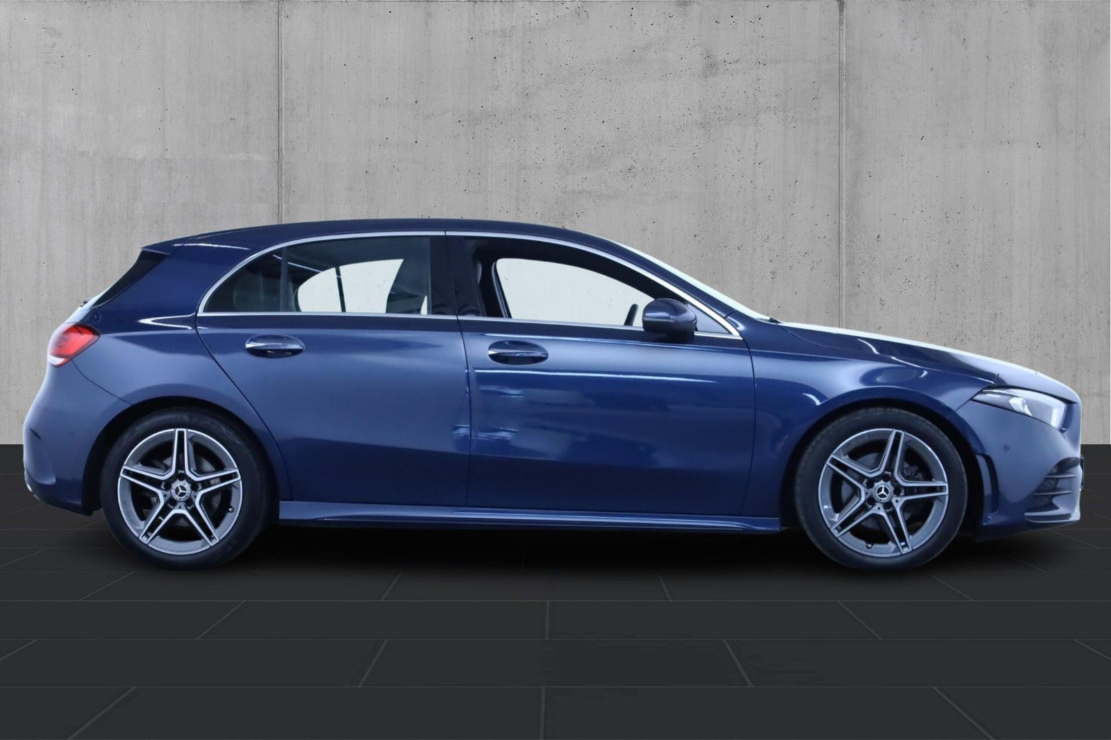 Blå Mercedes A200 fra 2023