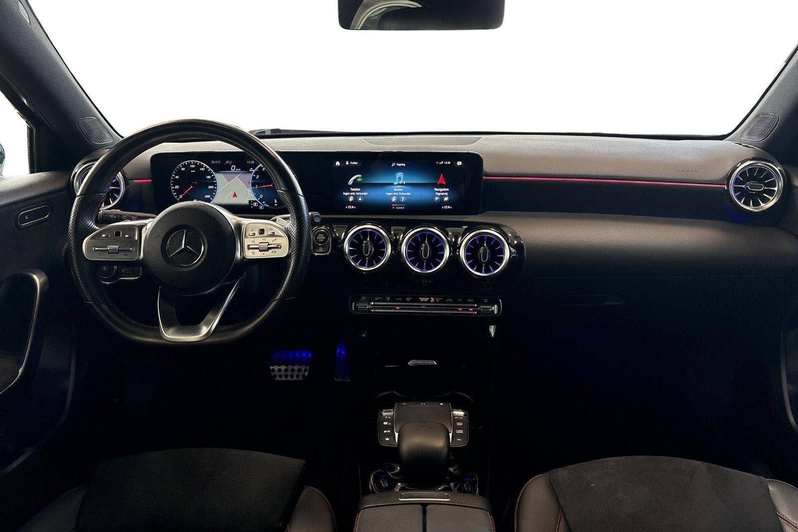 Blå Mercedes A200 fra 2023