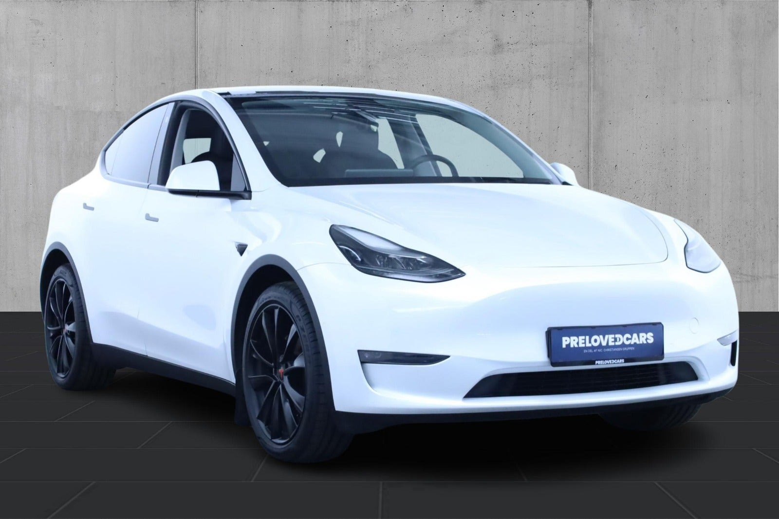 Hvid Tesla Model Y fra 2022