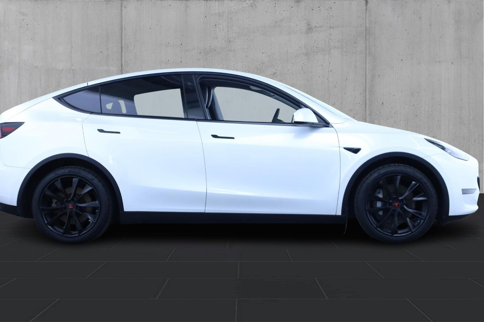 Hvid Tesla Model Y fra 2022