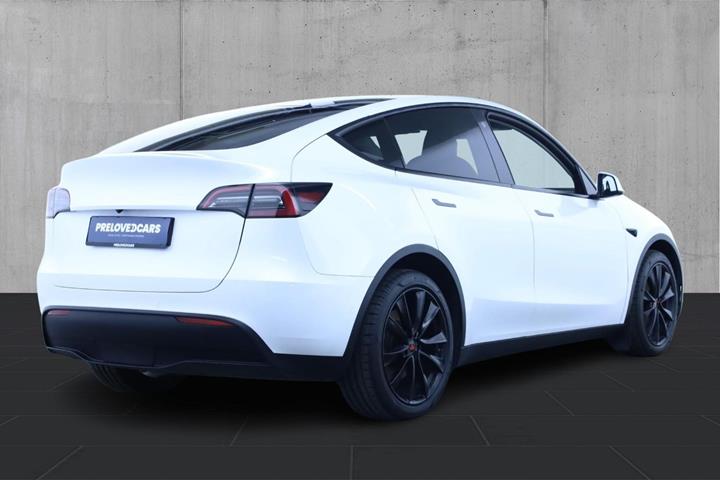 Hvid Tesla Model Y fra 2022
