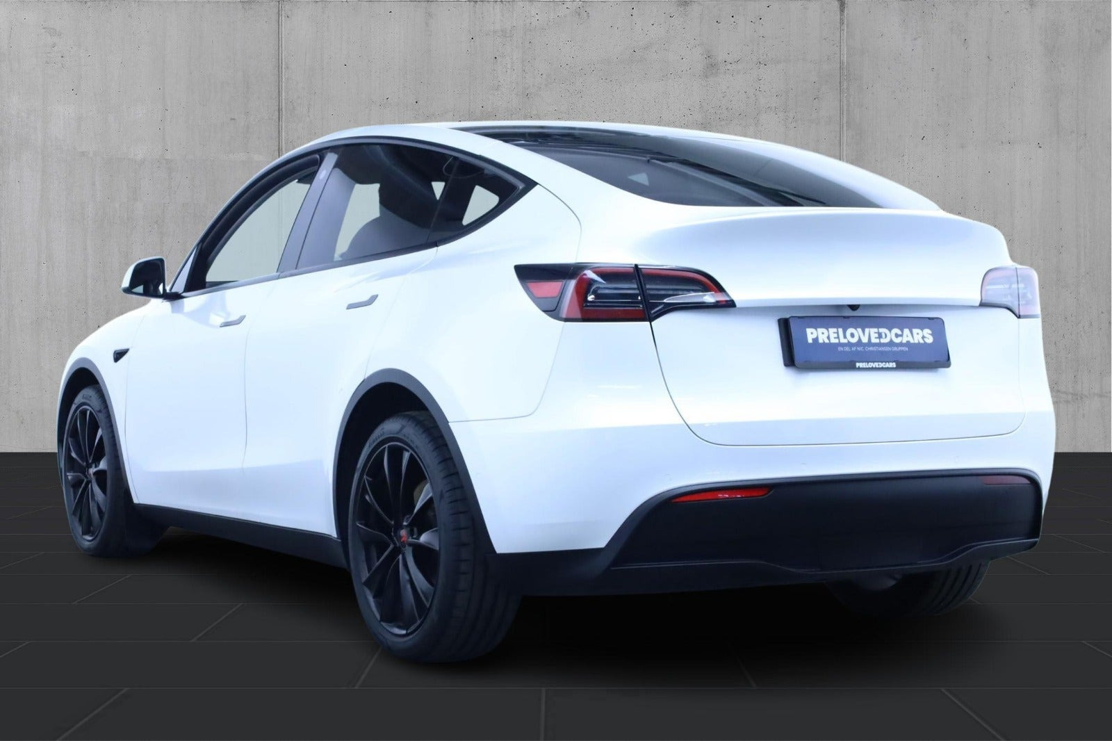 Hvid Tesla Model Y fra 2022