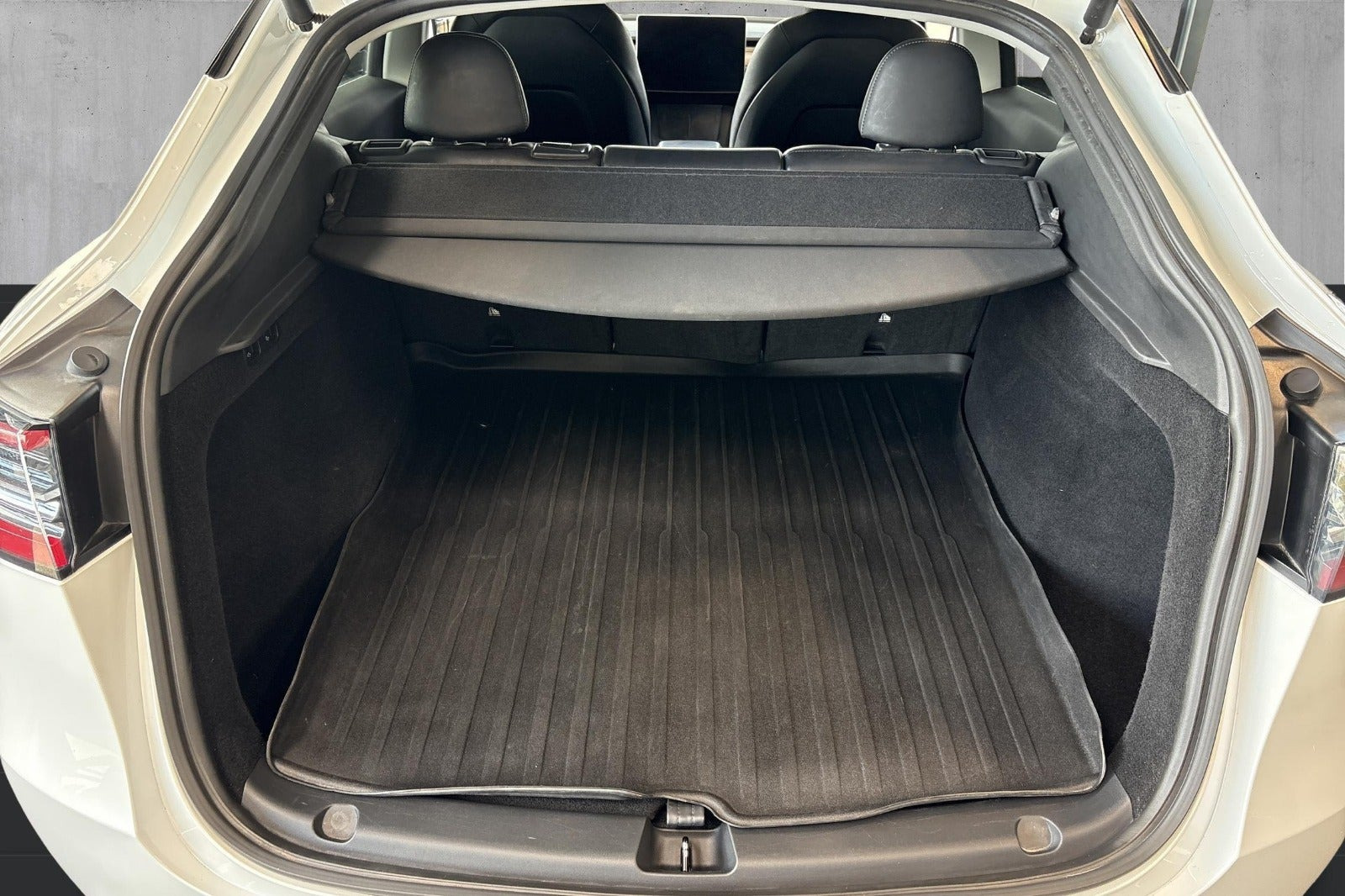 Hvid Tesla Model Y fra 2022