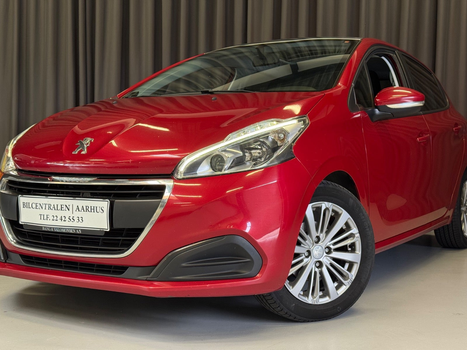 Grå Peugeot 208 fra 2016
