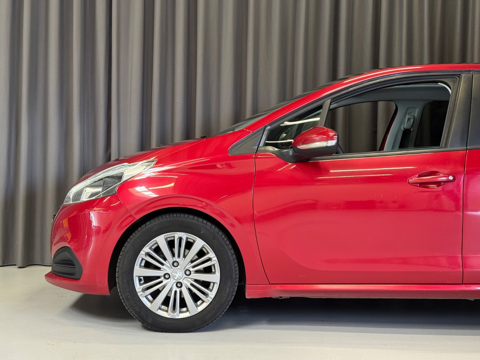 Grå Peugeot 208 fra 2016