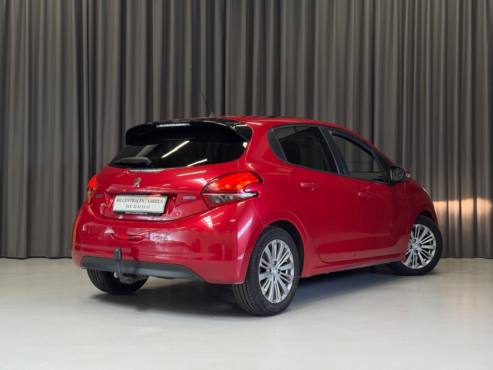 Grå Peugeot 208 fra 2016