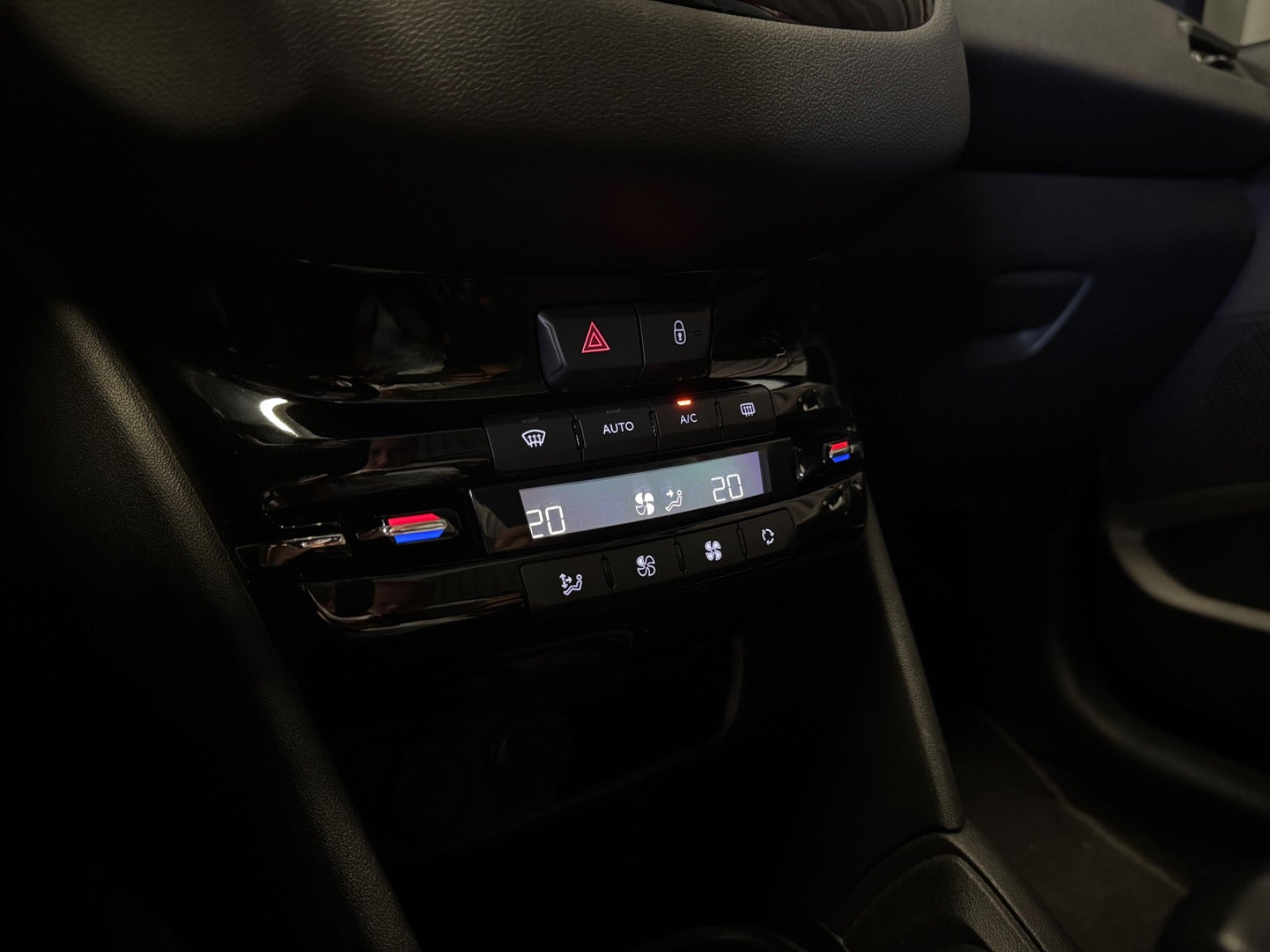 Grå Peugeot 208 fra 2016