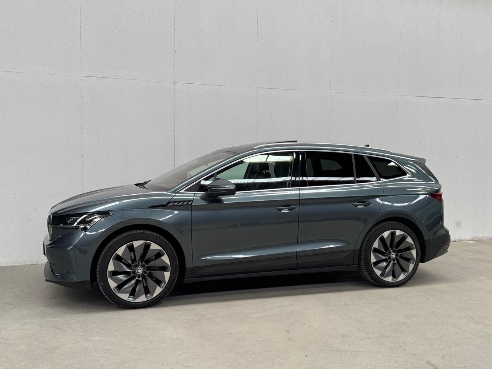 Grå Skoda Enyaq fra 2021