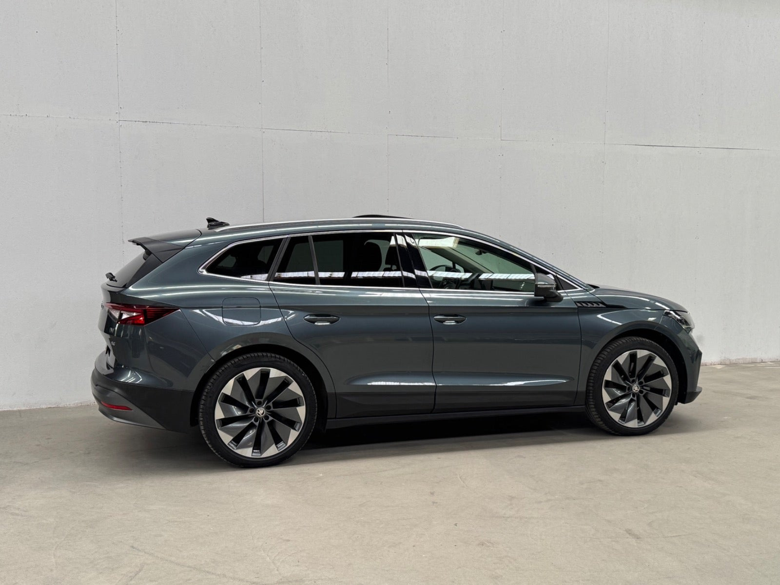 Grå Skoda Enyaq fra 2021