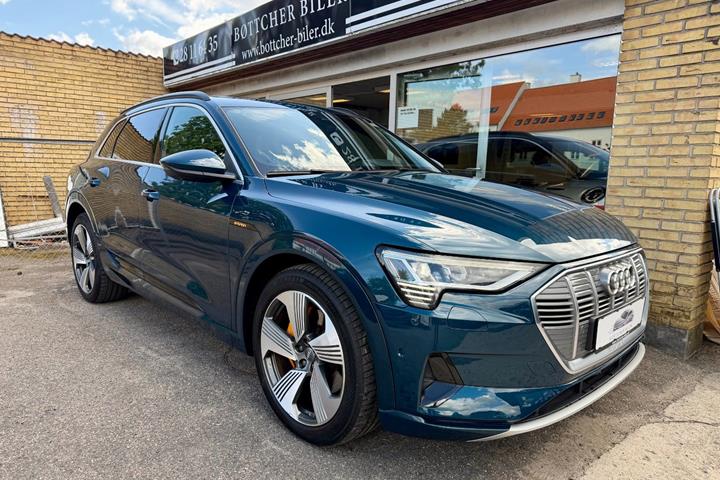 Blå Audi e-tron fra 2019 set udefra