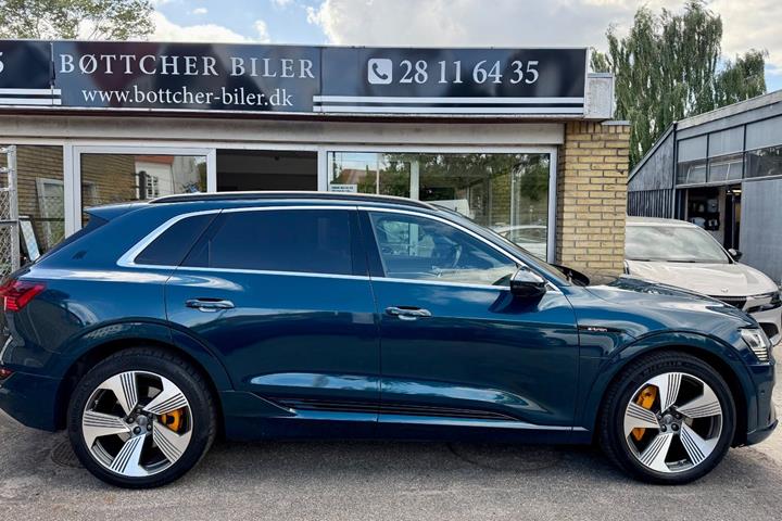 Blå Audi e-tron fra 2019
