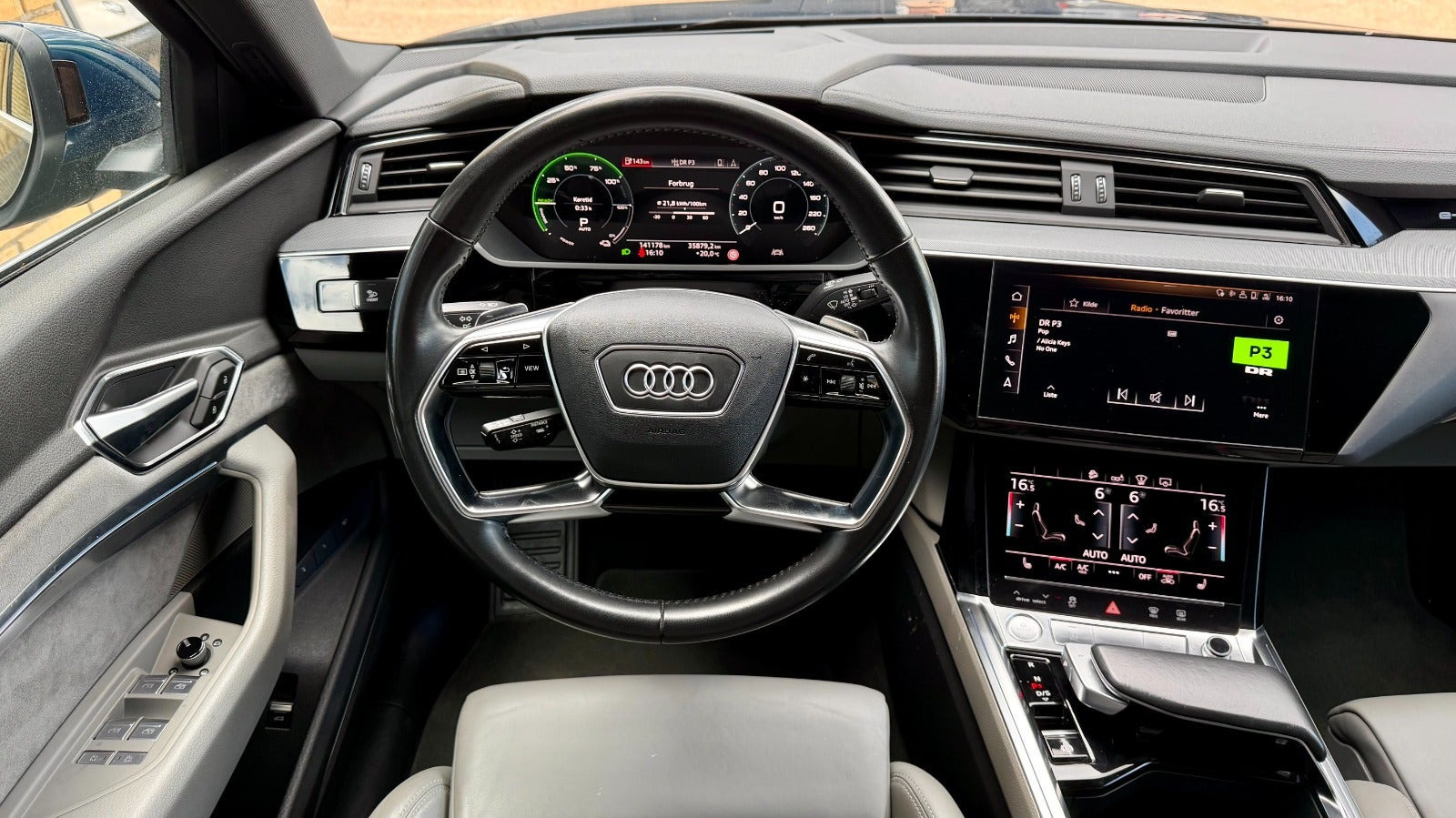 Blå Audi e-tron fra 2019