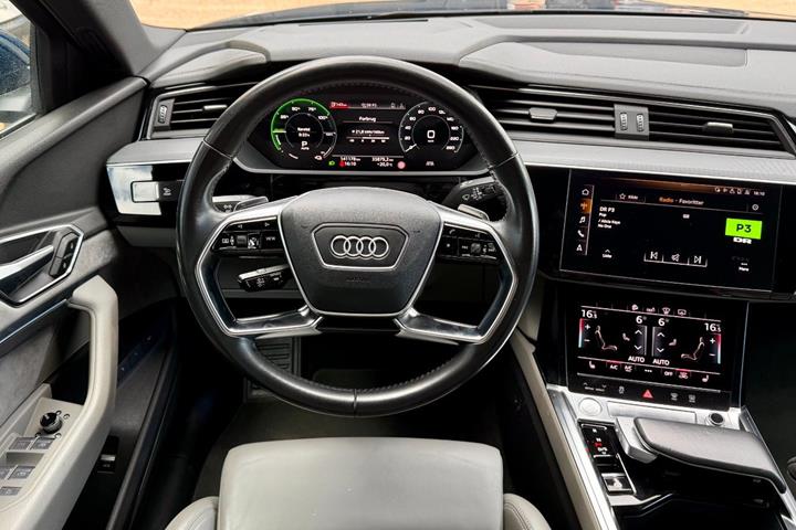 Blå Audi e-tron fra 2019