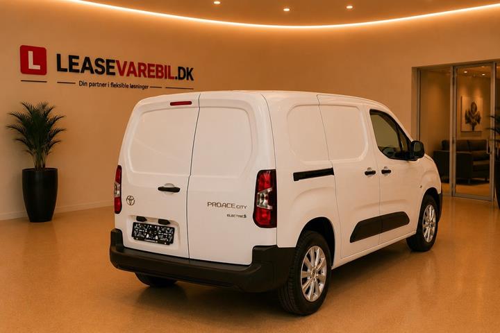 Hvid Toyota ProAce City fra 2025