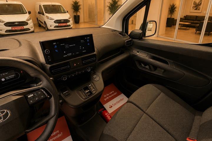 Hvid Toyota ProAce City fra 2025