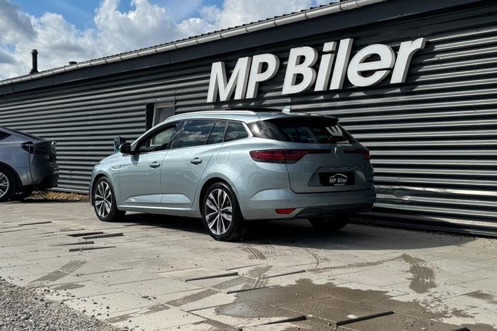 Blå Renault Megane IV fra 2021