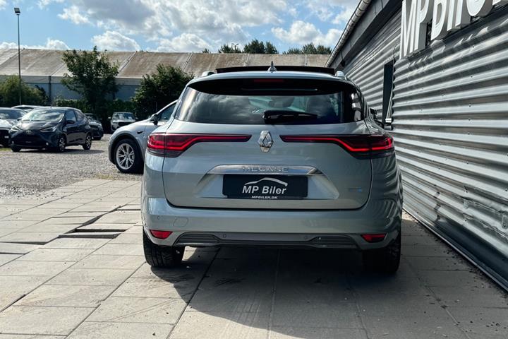Blå Renault Megane IV fra 2021