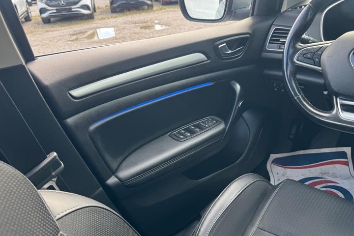 Blå Renault Megane IV fra 2021