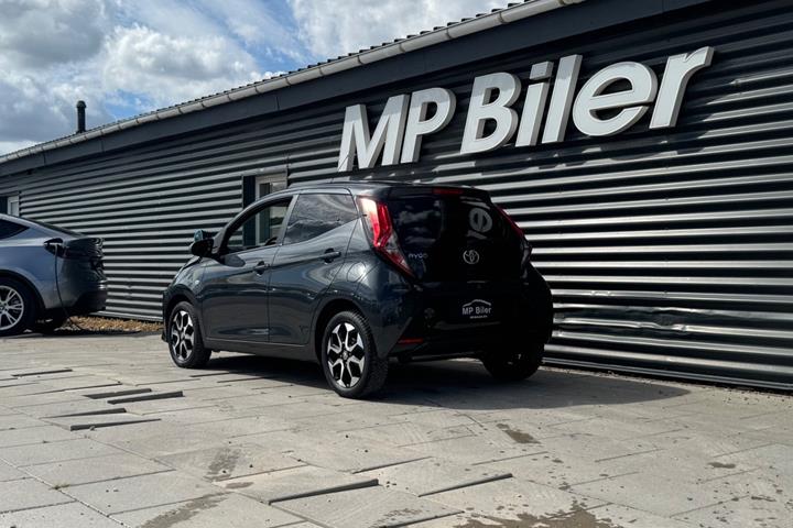 Grå Toyota Aygo fra 2020