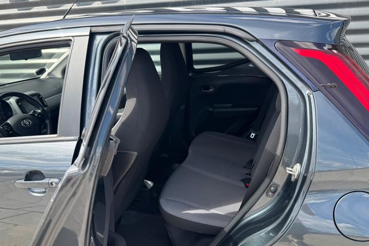 Grå Toyota Aygo fra 2020