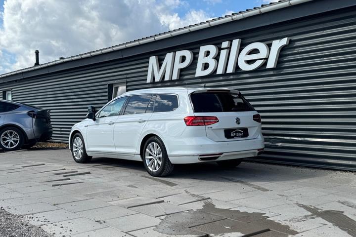 Hvid VW Passat fra 2018