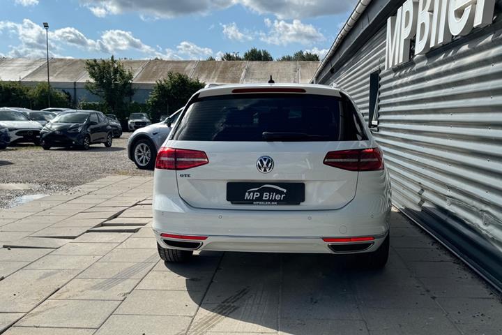 Hvid VW Passat fra 2018