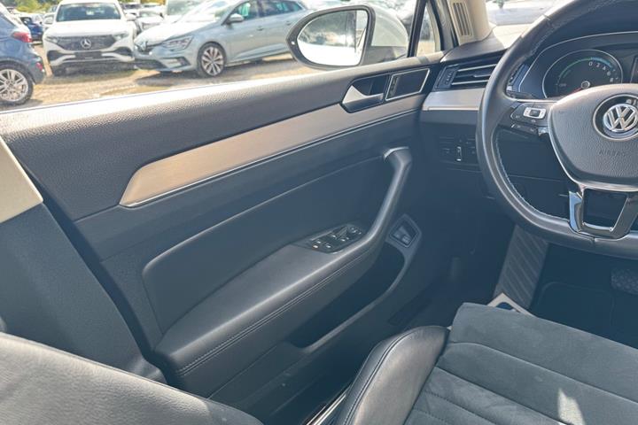 Hvid VW Passat fra 2018