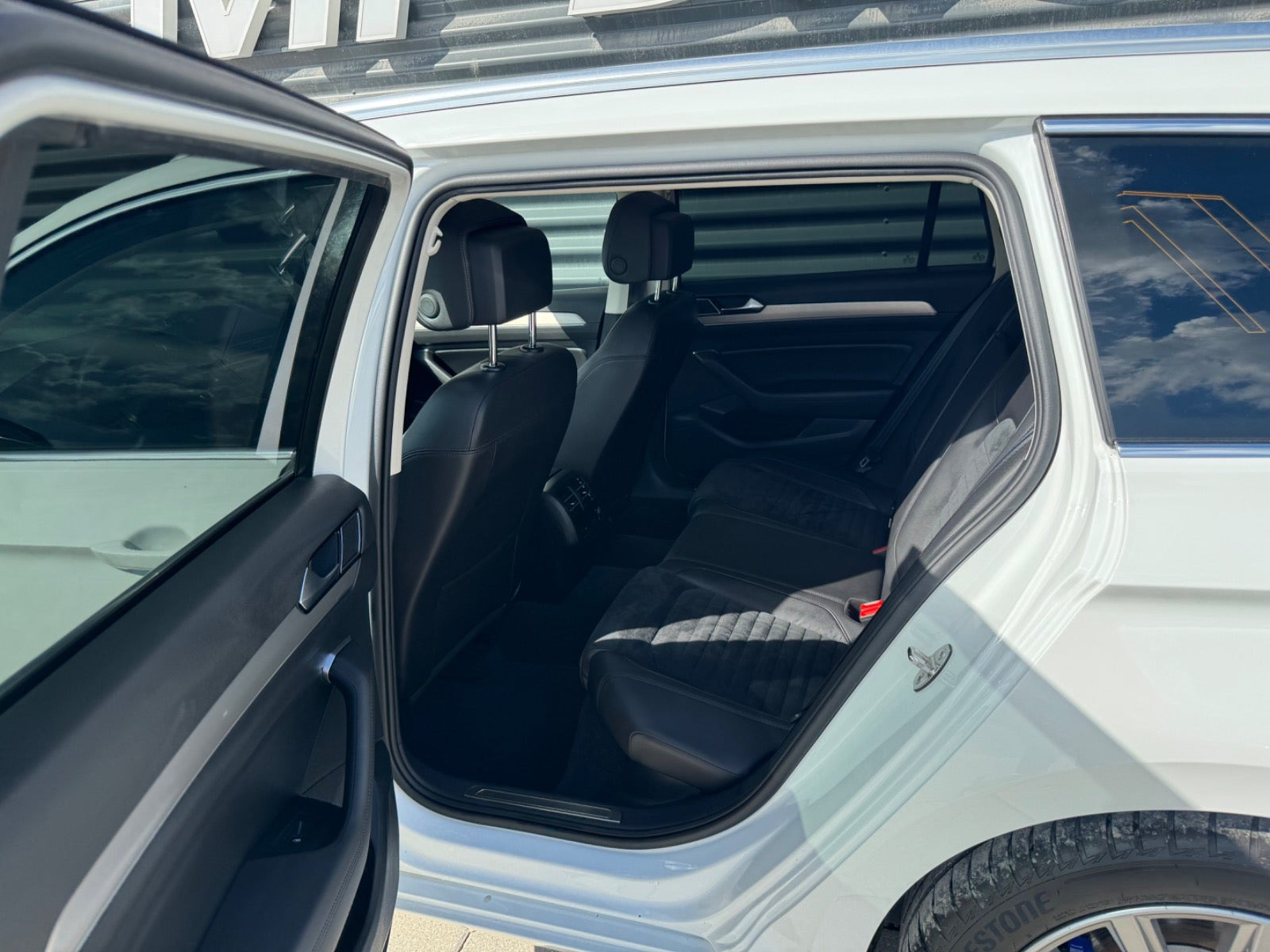 Hvid VW Passat fra 2018