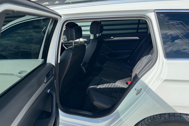 Hvid VW Passat fra 2018