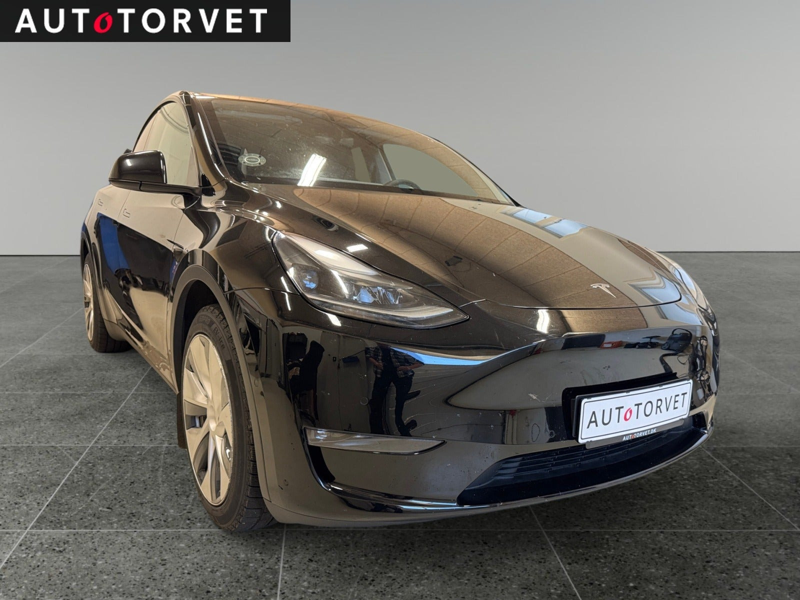 Sort Tesla Model Y fra 2021