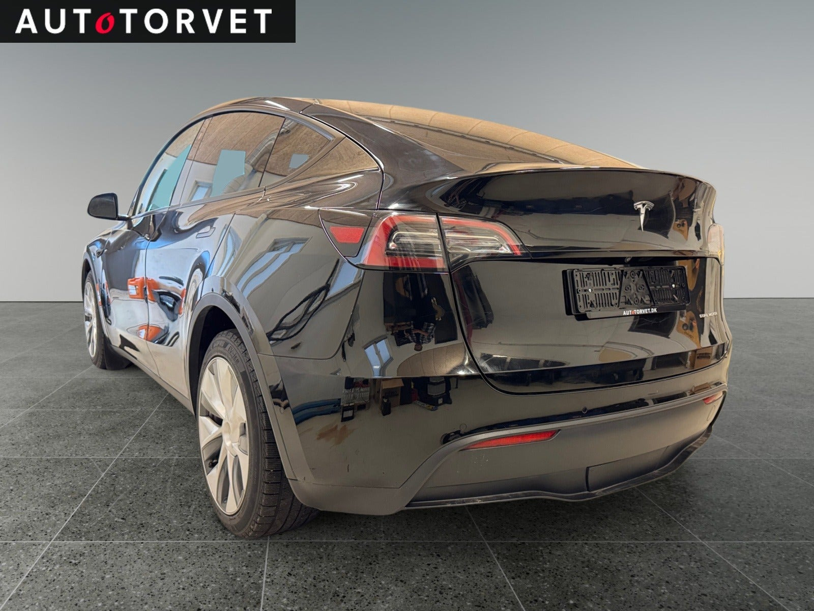 Sort Tesla Model Y fra 2021