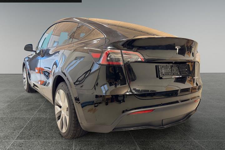 Sort Tesla Model Y fra 2021