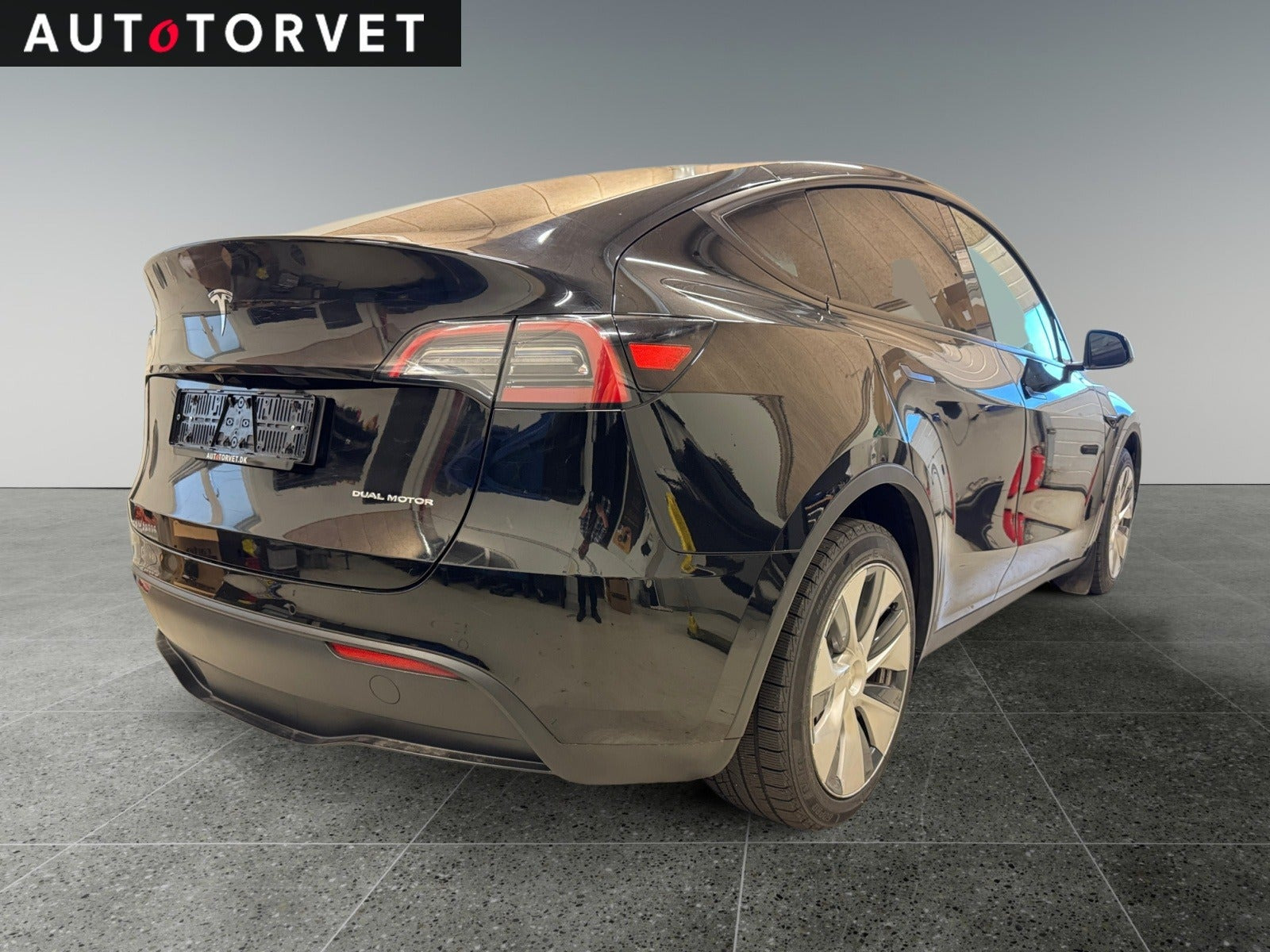Sort Tesla Model Y fra 2021