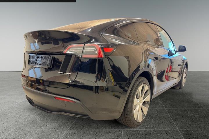 Sort Tesla Model Y fra 2021