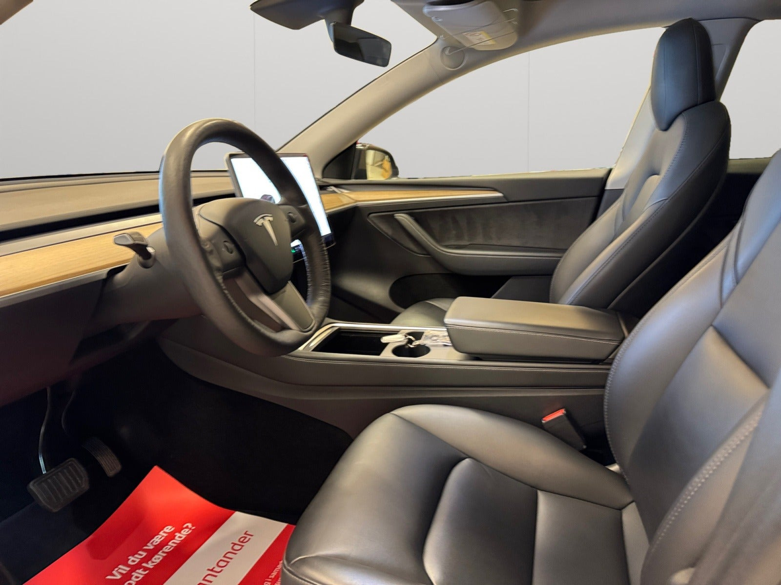 Sort Tesla Model Y fra 2021