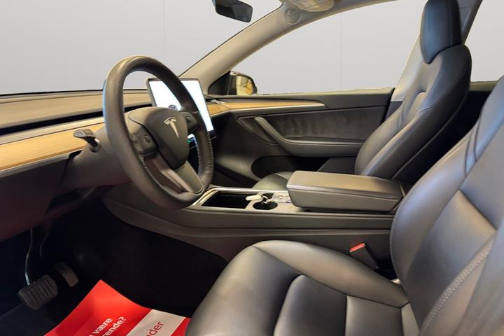 Sort Tesla Model Y fra 2021
