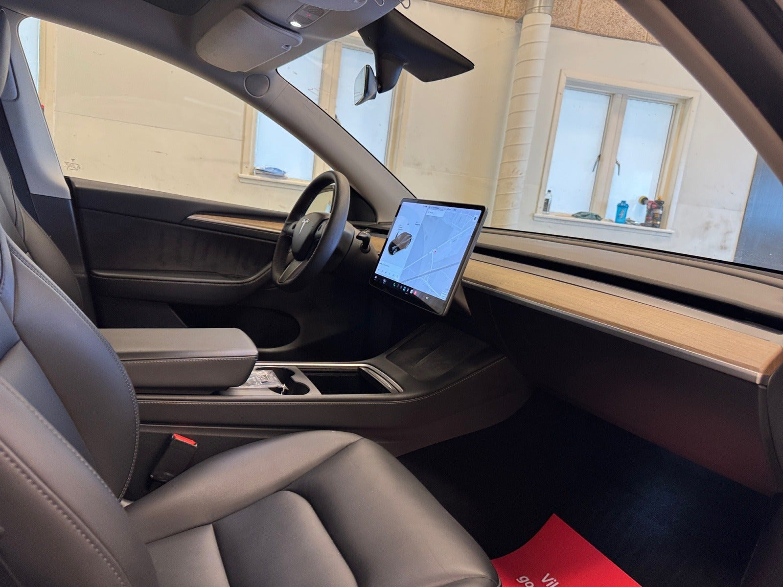 Sort Tesla Model Y fra 2021