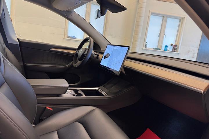 Sort Tesla Model Y fra 2021