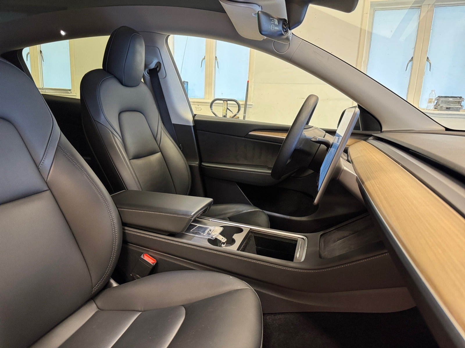 Sort Tesla Model Y fra 2021