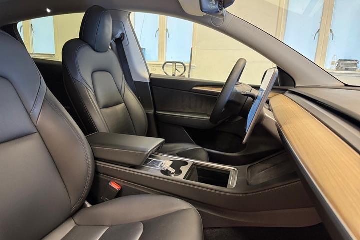 Sort Tesla Model Y fra 2021